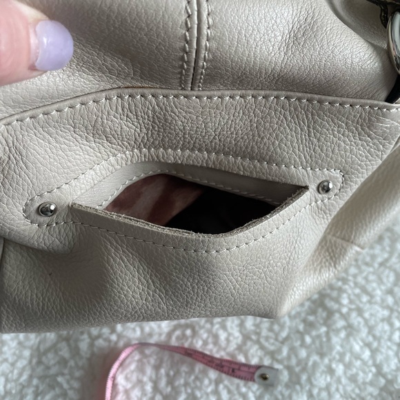 LC: ⭐️HP⭐️ B. Makowsky Leather White Cream Purse with Animal Print Inside - Picture 4 of 15